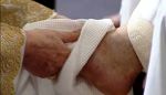 Benedikt XVI. myje nohy dvanácti starcům