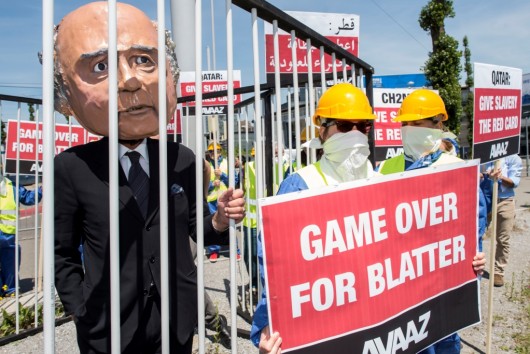 Demonstrant v Curychu během protestů proti korupci ve FIFA